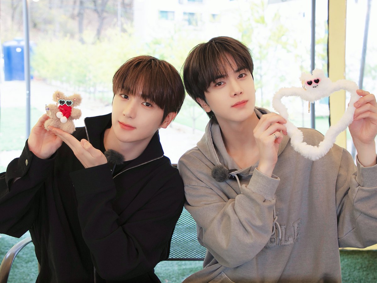IST_THEBOYZ's tweet photo. [📸] 더보이즈 영훈&amp;현재 우리 데이트했어요✨ 더보이즈의 연애편지 최종 커플의 다양한 모습을 볼 수 있던 시간❣️ 봄과 잘 어울리는 영훈&amp;현재와 함께 기분 좋은 저녁 되세요🌸

💞 https://t.co/FyIDzPLrht

#THEBOYZ #더보이즈 https://t.co/TDWgg2ggd2