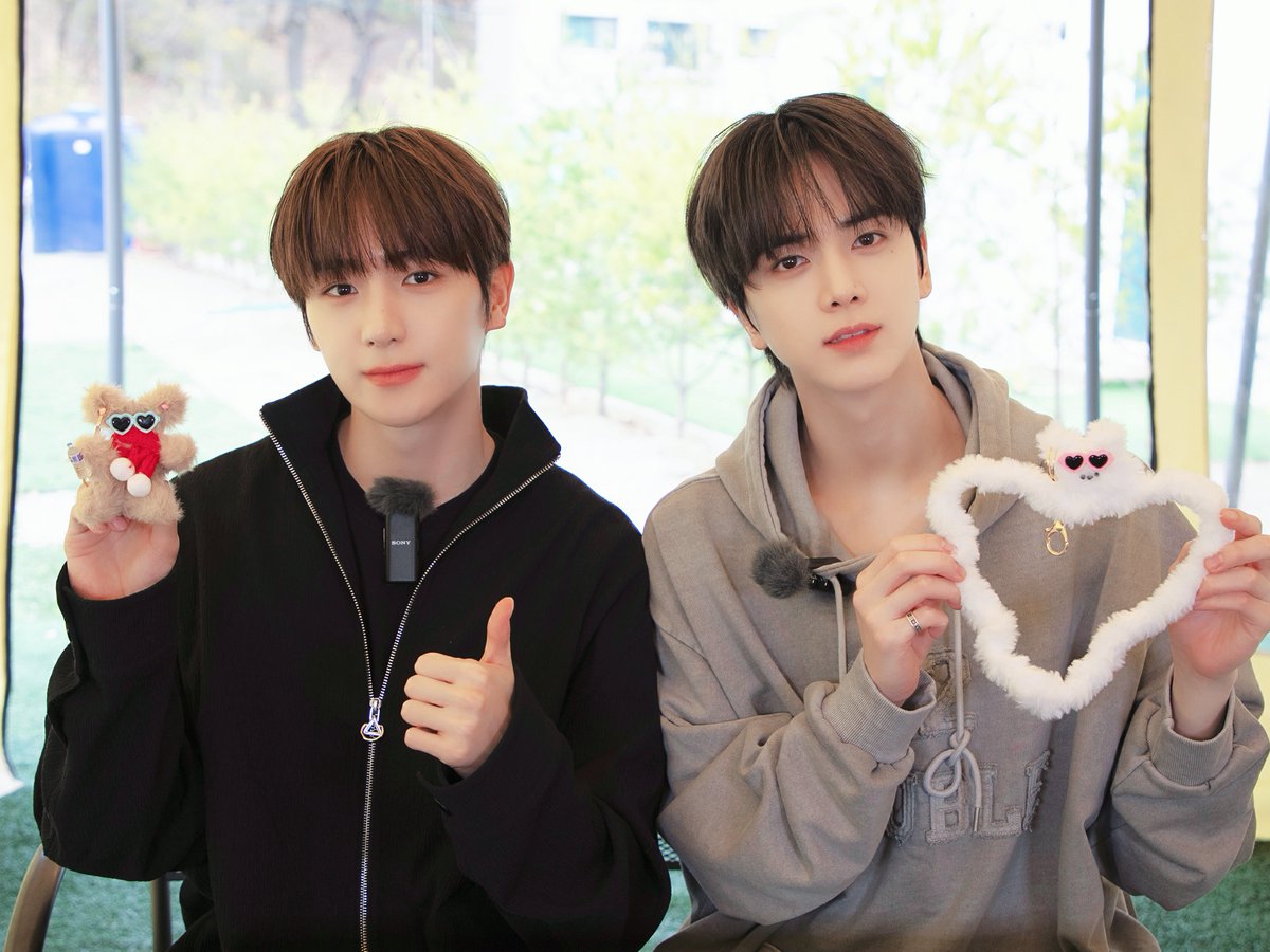 IST_THEBOYZ's tweet photo. [📸] 더보이즈 영훈&amp;현재 우리 데이트했어요✨ 더보이즈의 연애편지 최종 커플의 다양한 모습을 볼 수 있던 시간❣️ 봄과 잘 어울리는 영훈&amp;현재와 함께 기분 좋은 저녁 되세요🌸

💞 https://t.co/FyIDzPLrht

#THEBOYZ #더보이즈 https://t.co/TDWgg2ggd2