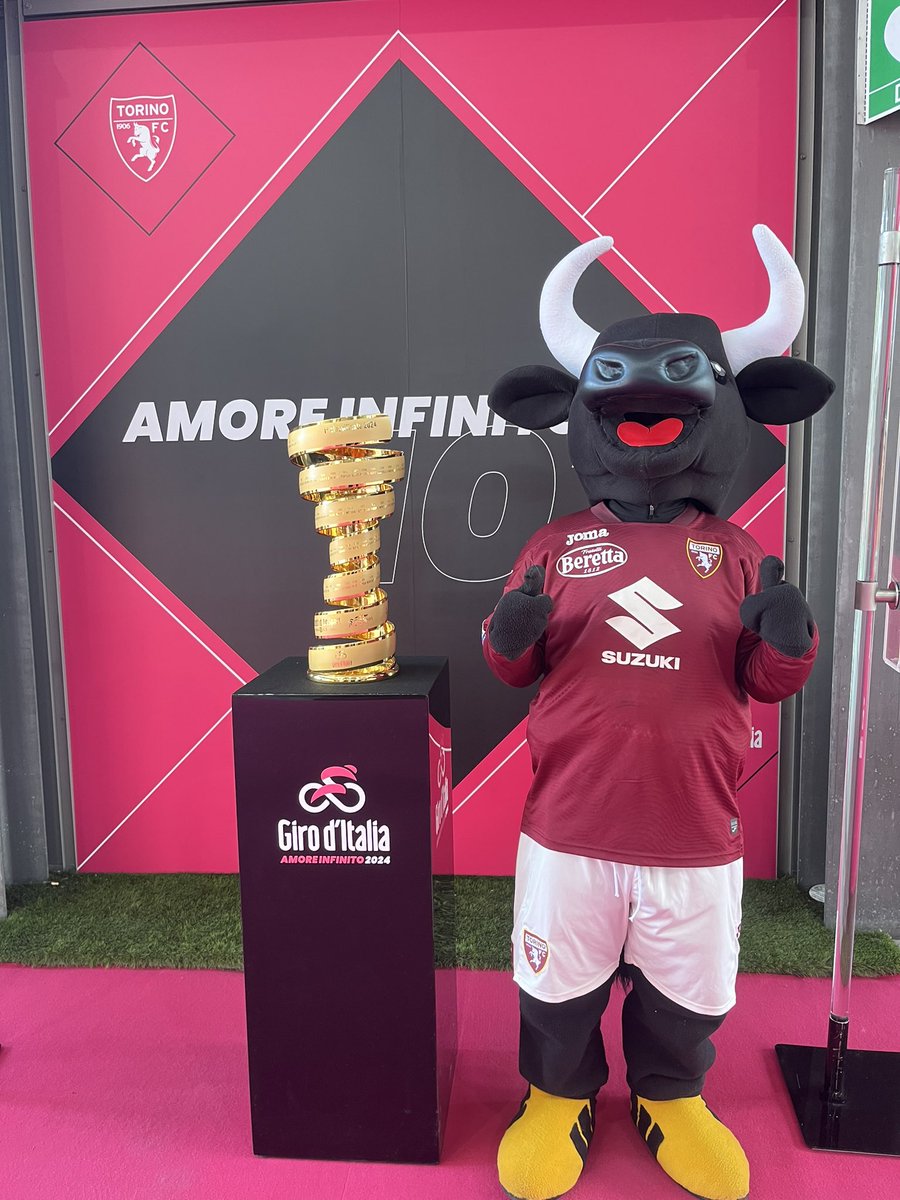 Il Trofeo del Giro D'Italia allo Stadio Olimpico Grande Torino 21.04.2024
Luca Gemello (Portiere) - Samuele Ricci (Centrocampista) e la Mascotte..!!
<a href="/CairoRCS_Media/">CAIRORCS MEDIA</a> <a href="/rcssport/">RCS Sport</a> <a href="/TorinoFC_1906/">Torino Football Club</a> #cycling #ciclismo #GirodItalia <a href="/CastelliCycling/">Castelli Cycling</a>
<a href="/giroditalia/">Giro d'Italia</a> #cycling <a href="/EnelGroupIT/">Enel Group</a>