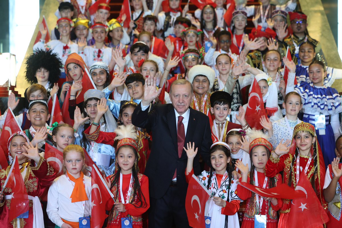 Cumhurbaşkanımız @RTErdogan, 23 Nisan Ulusal Egemenlik ve Çocuk Bayramı dolayısıyla Cumhurbaşkanlığı Külliyesinde Türk Dünyası Çocukları ve TRT Çocuk Şenliği Konuk Çocukları ile bir araya geldi.