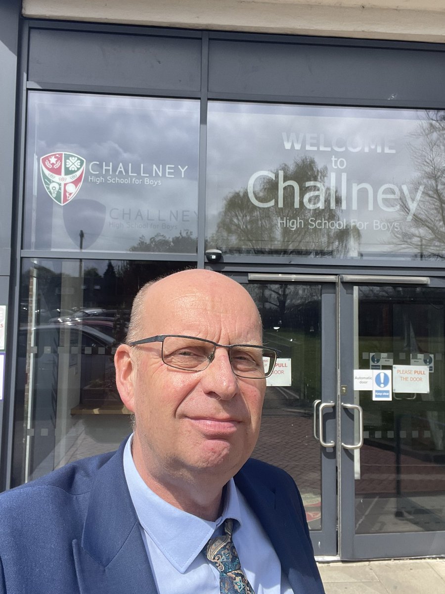Great to visiting @ChallneyBoys this morning to provide the Science department with some training and bump into @DanielC01979224 in the corridor. @Aabid_Khan_ settling down well too quite clearly.