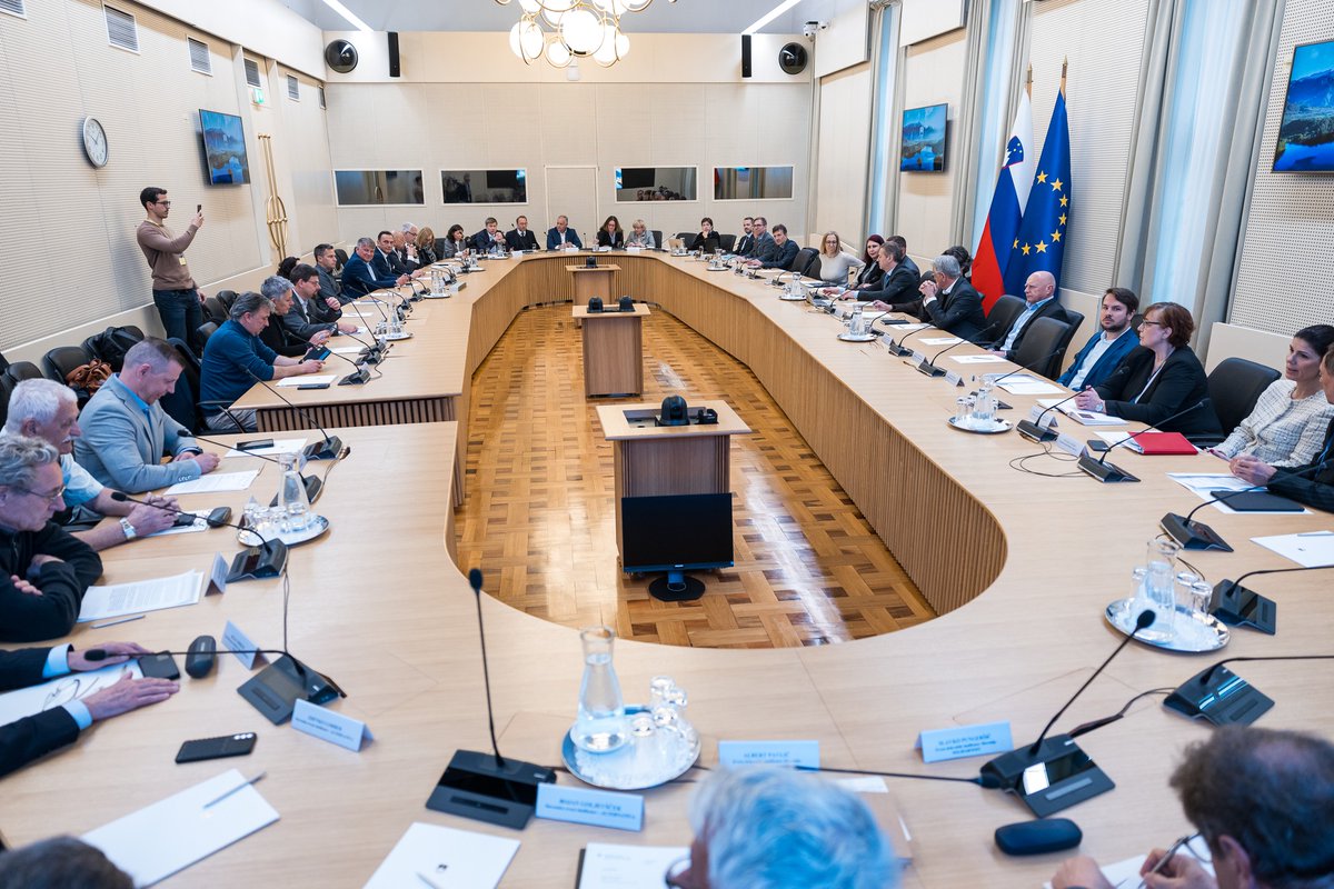 strankaSD's tweet photo. »V četrtek bo minilo 30 let od ustanovitve Ekonomsko-socialnem svetu. Zato smo se danes srečali predstavniki sindikatov, delodajalcev in vlade,« je dejal #predsednikSD in minister @MGTS_gov Matjaž Han. https://t.co/MEqXCYijOK