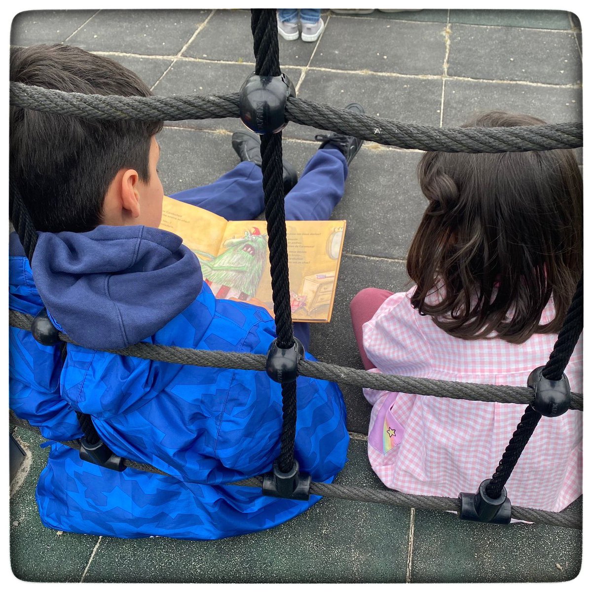 CEIP_de_CERVO's tweet photo. 📚APADRIÑAMENTO LECTOR📚
Hoxe vivimos un dos momentos máis bonitos do curso… os apadriñamentos lectores! 🤩 As nenas e nenos dos cursos máis altos, “apadriñaron” ás máis pequenas e pequenos da escola para compartir unha lectura 🫶🏼
#díadolibro #ocoledecervole #apadriñamentolector https://t.co/4xcyyLGpXo