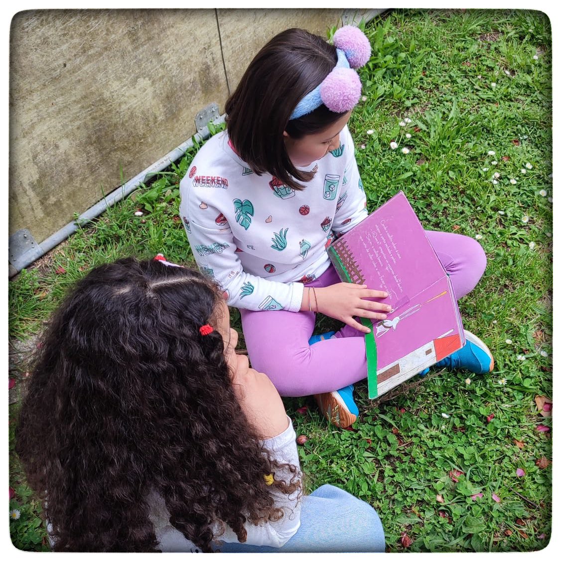 CEIP_de_CERVO's tweet photo. 📚APADRIÑAMENTO LECTOR📚
Hoxe vivimos un dos momentos máis bonitos do curso… os apadriñamentos lectores! 🤩 As nenas e nenos dos cursos máis altos, “apadriñaron” ás máis pequenas e pequenos da escola para compartir unha lectura 🫶🏼
#díadolibro #ocoledecervole #apadriñamentolector https://t.co/4xcyyLGpXo