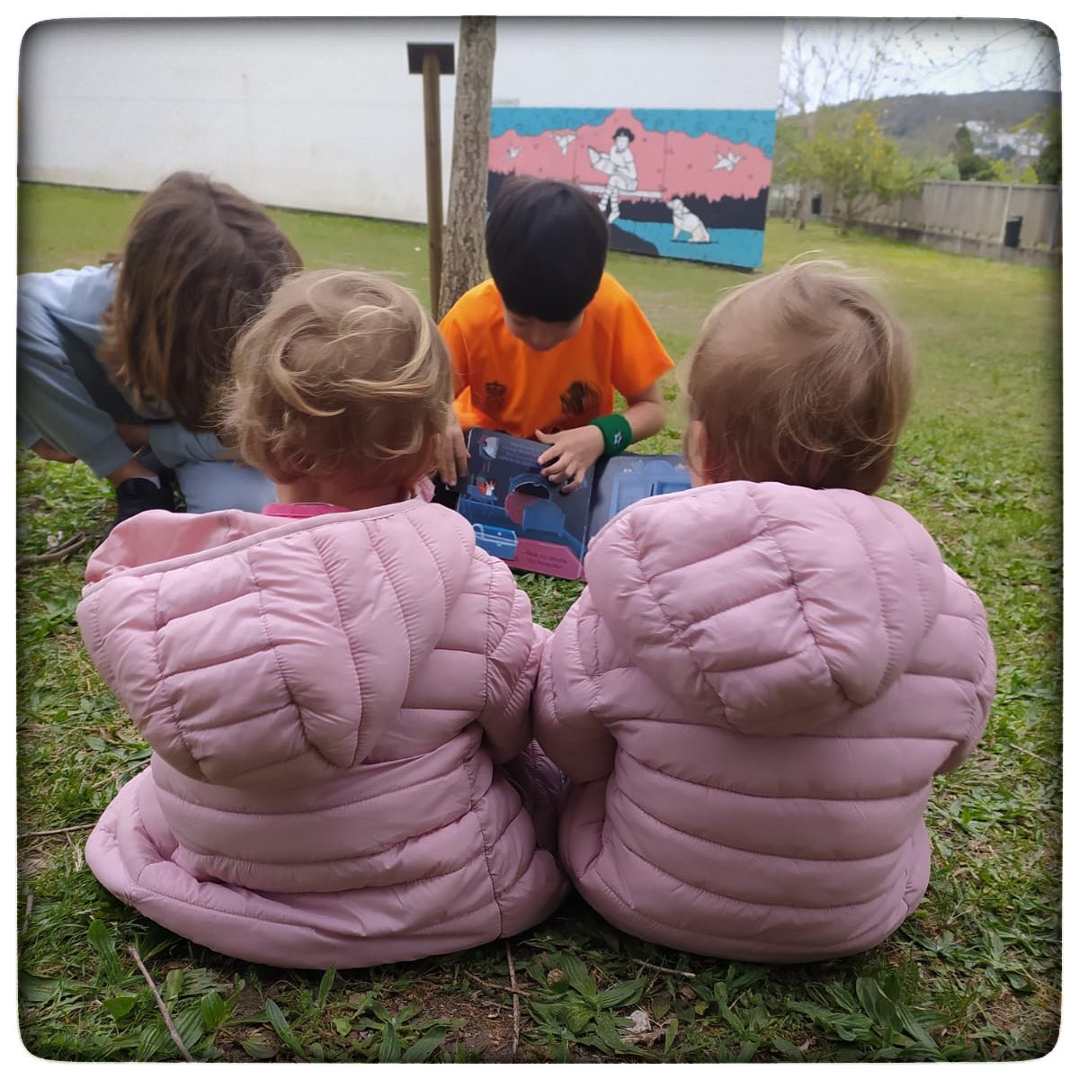 CEIP_de_CERVO's tweet photo. 📚APADRIÑAMENTO LECTOR📚
Hoxe vivimos un dos momentos máis bonitos do curso… os apadriñamentos lectores! 🤩 As nenas e nenos dos cursos máis altos, “apadriñaron” ás máis pequenas e pequenos da escola para compartir unha lectura 🫶🏼
#díadolibro #ocoledecervole #apadriñamentolector https://t.co/4xcyyLGpXo