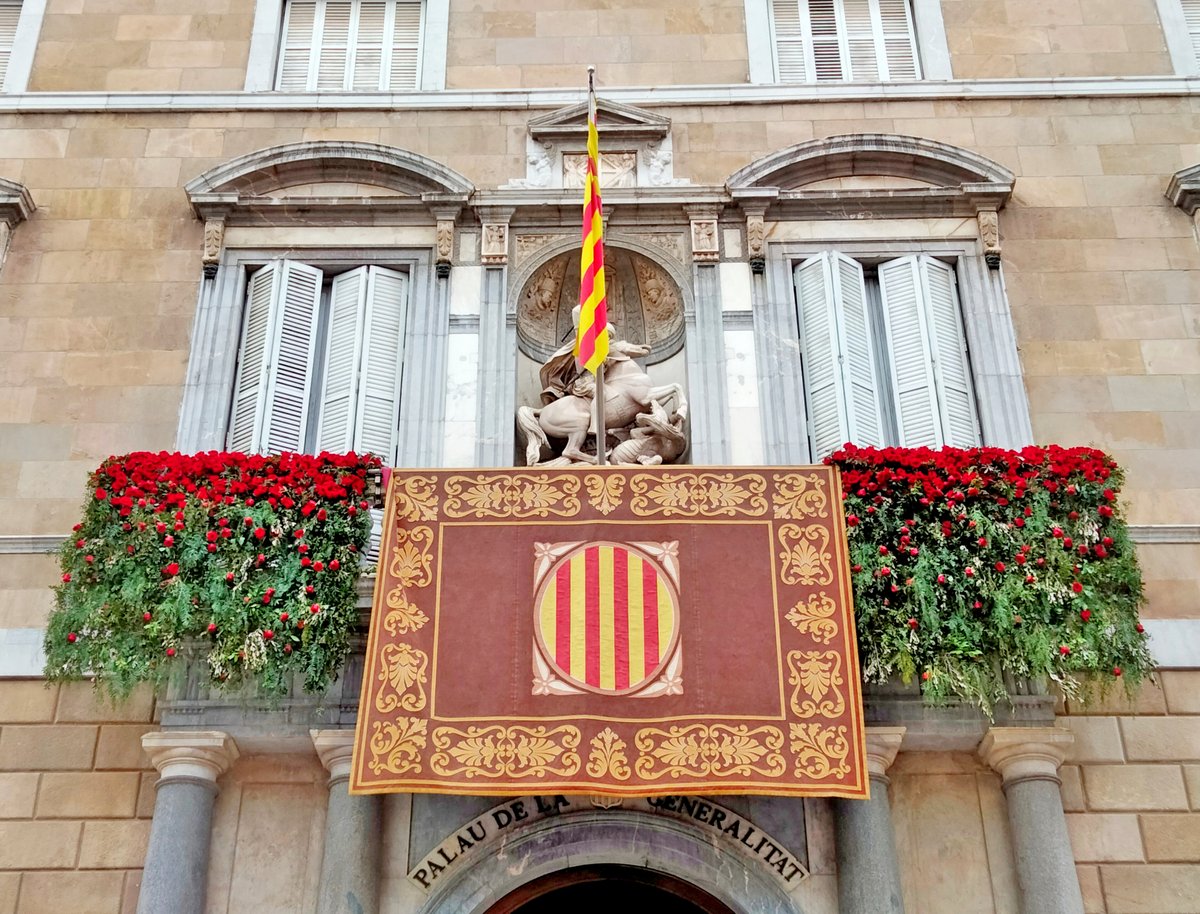 Bona Diada Nacional de Catalunya. ✨ Perquè Sant Jordi és una diada tan nacional com l'11 de setembre. De fet és la diada nacional original, proposada per la Diputació del General i feta constitució per les Corts Catalanes i el Rei el 1456. Salut i visca Catalunya lliure. 😇