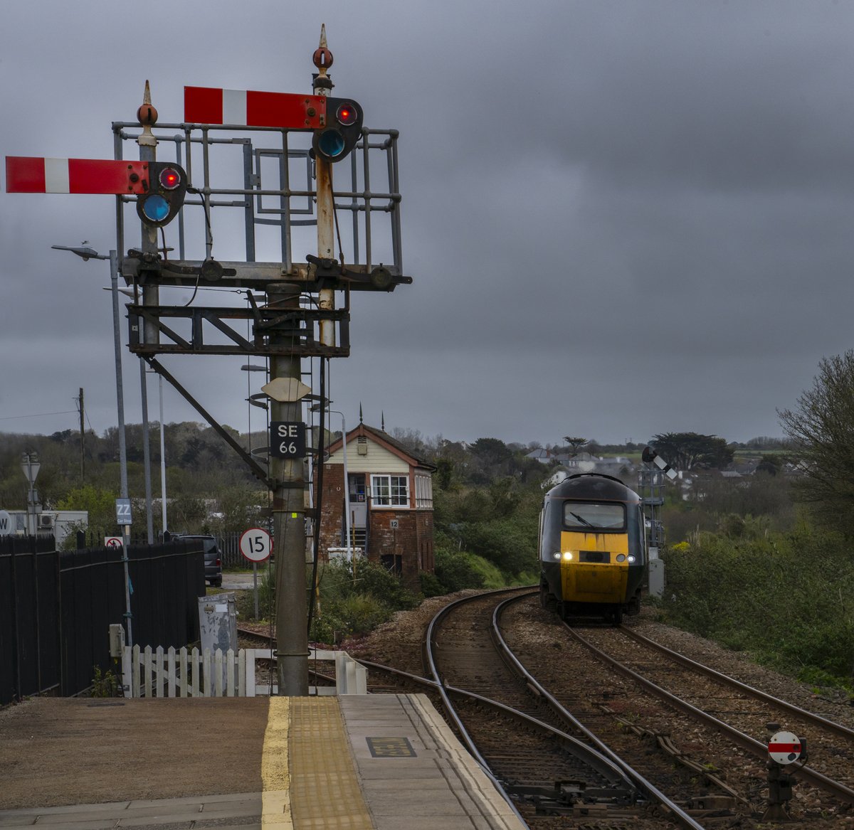 mikespencerpics's tweet photo. 43093 approaches St Erth last Friday with a Plymouth to Penzance service.
A few nostalgic bits of trackside furniture about.
@RailwayMagazine 
@GWRHelp 
#castleclass
#semaphores
#railwayphotography https://t.co/YsU9w5q2QB