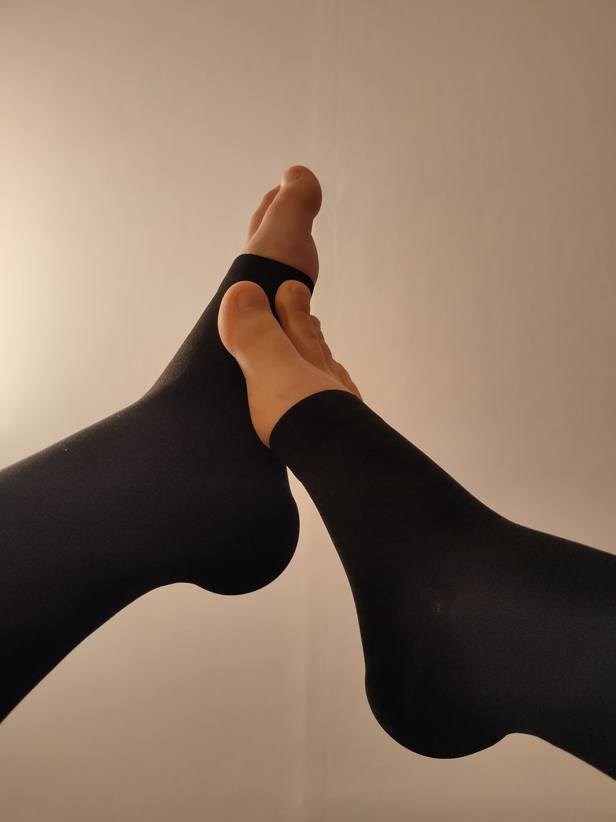 Eto_5912's tweet photo. Some of you asked for more, so here it is !
#feet #femboy #crossdresser #nsfw #nsfwtw https://t.co/57KiFZkhvz