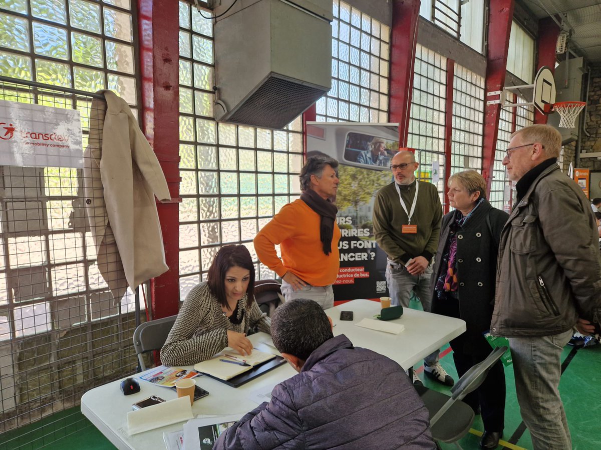 MHAmiable's tweet photo. Au forum emploi de la ville avec Jean Pierre Quilgars, élu à l’insertion et à l’emploi. 
L’occasion de saluer les partenaires et les entreprises, de dialoguer avec les habitants. 
Ça continue, jusqu’à 17h au gymnase Joliot Curie! @VilledeBagneux @ValleeSudEmploi @FranceTravail https://t.co/KQ1rfIEKy8