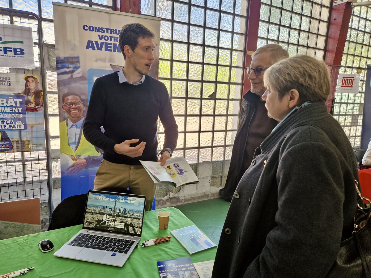 MHAmiable's tweet photo. Au forum emploi de la ville avec Jean Pierre Quilgars, élu à l’insertion et à l’emploi. 
L’occasion de saluer les partenaires et les entreprises, de dialoguer avec les habitants. 
Ça continue, jusqu’à 17h au gymnase Joliot Curie! @VilledeBagneux @ValleeSudEmploi @FranceTravail https://t.co/KQ1rfIEKy8