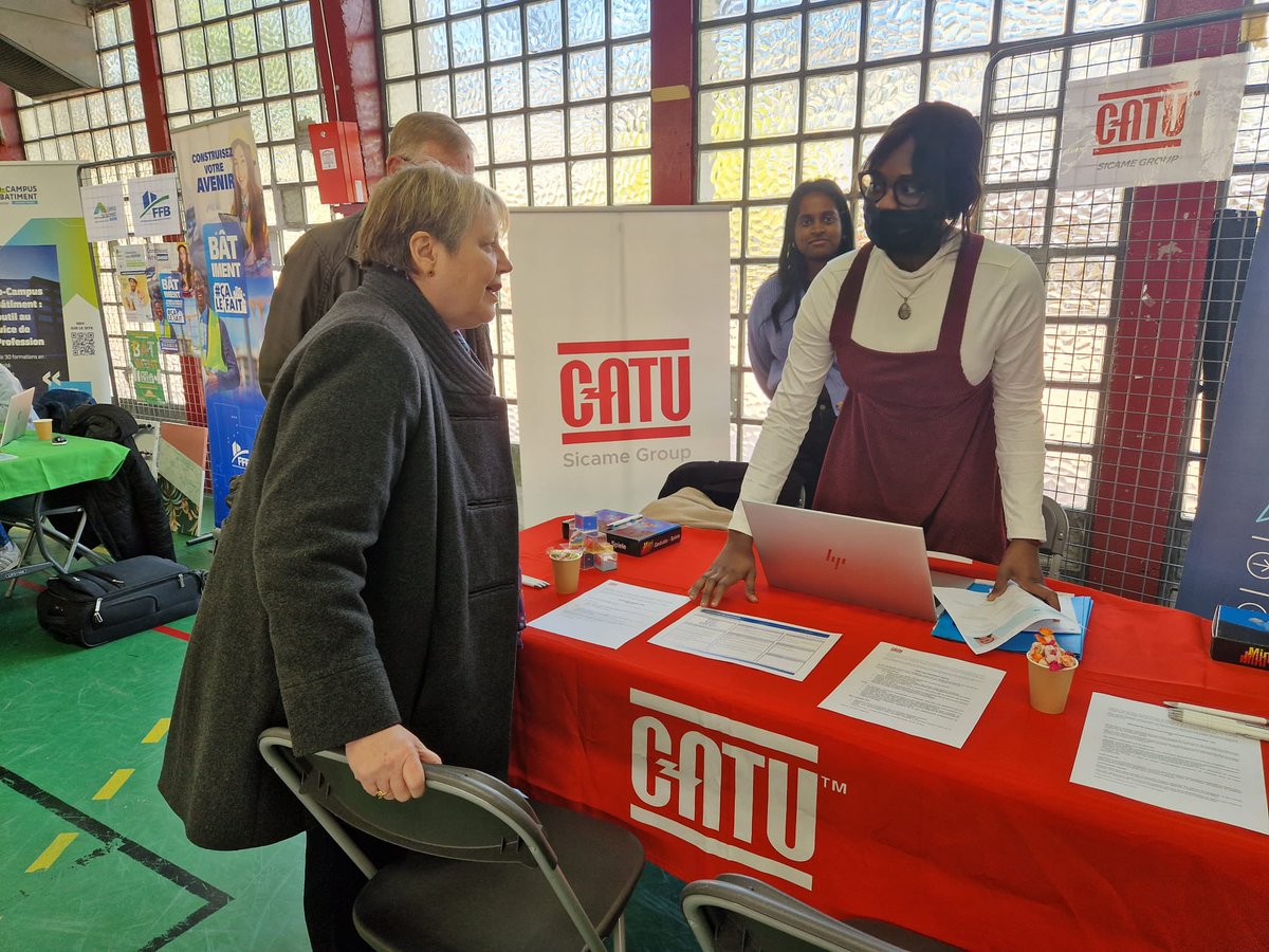 MHAmiable's tweet photo. Au forum emploi de la ville avec Jean Pierre Quilgars, élu à l’insertion et à l’emploi. 
L’occasion de saluer les partenaires et les entreprises, de dialoguer avec les habitants. 
Ça continue, jusqu’à 17h au gymnase Joliot Curie! @VilledeBagneux @ValleeSudEmploi @FranceTravail https://t.co/KQ1rfIEKy8