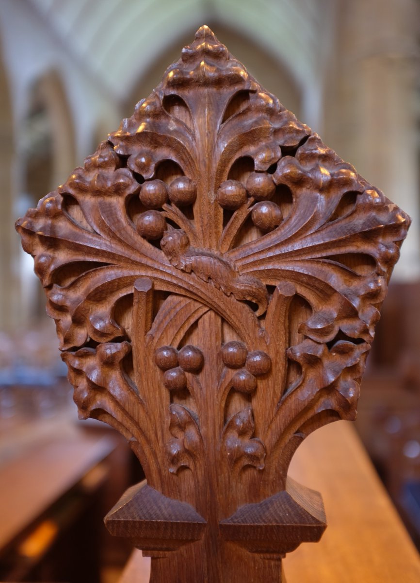 Yelverton #Devon Choir stall poppy head featuring a 'creature' and carved in the #Pinwill workshop. If this were medieval, one might think it's a caterpillar carved by someone who's never seen a caterpillar but surely not in 1915? 📸: my own #WoodcarvingWednesday