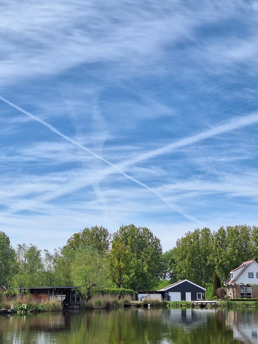 #Ziekmakend Ik kom hier om mezelf op te fleuren zijn ze verdomme die mooie lucht naar z'n grootje aan het helpen, over de rest van de gevolgen die het met zich meebrengt maar niet te spreken 🤮 🤬