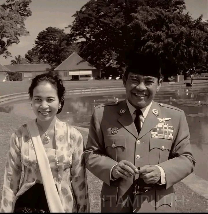 Presiden Ir Soekarno bersama Istri tercinta Hartini, saat menerima kunjungan Mick Shann, Duta Besar Australia untuk Indonesia di Istana Bogor, July 1964