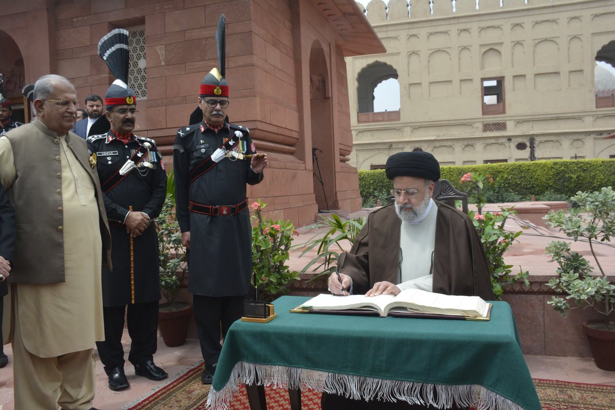Iranian President Dr. Seyyed Ebrahim Raisi @raisi_com visited Iqbal's Mausoleum in Lahore and laid a wreath in honor of the renowned poet and philosopher.