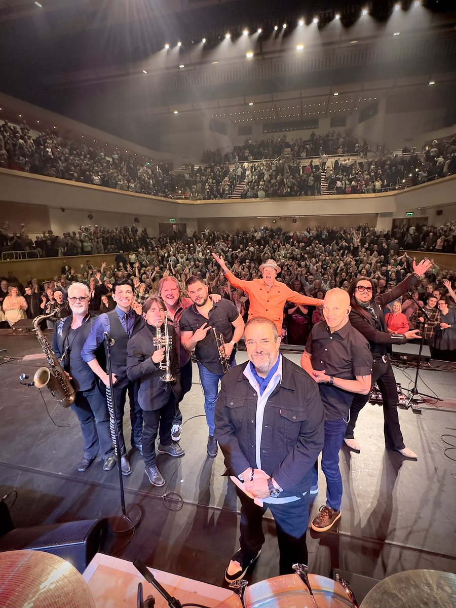 Glasgow! 🏴󠁧󠁢󠁳󠁣󠁴󠁿 What a special way to kick off the tour! Thanks to everyone for joining us for a SOLD OUT night at the Royal Concert Hall 👑 We’ll see you next time! @glasgowlife 📸 @mavericksmike #TheMavericks #WorldTour24 #Glasgow
