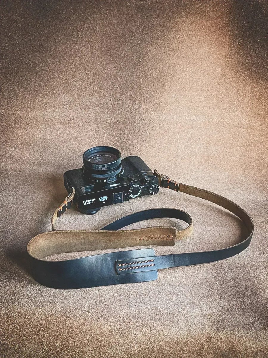 If you’re looking to combine style and comfort our KOTU wide leather neck strap is a happy combination of both. #camera #photography #cameragear #fujifilm buff.ly/2RQucgJ