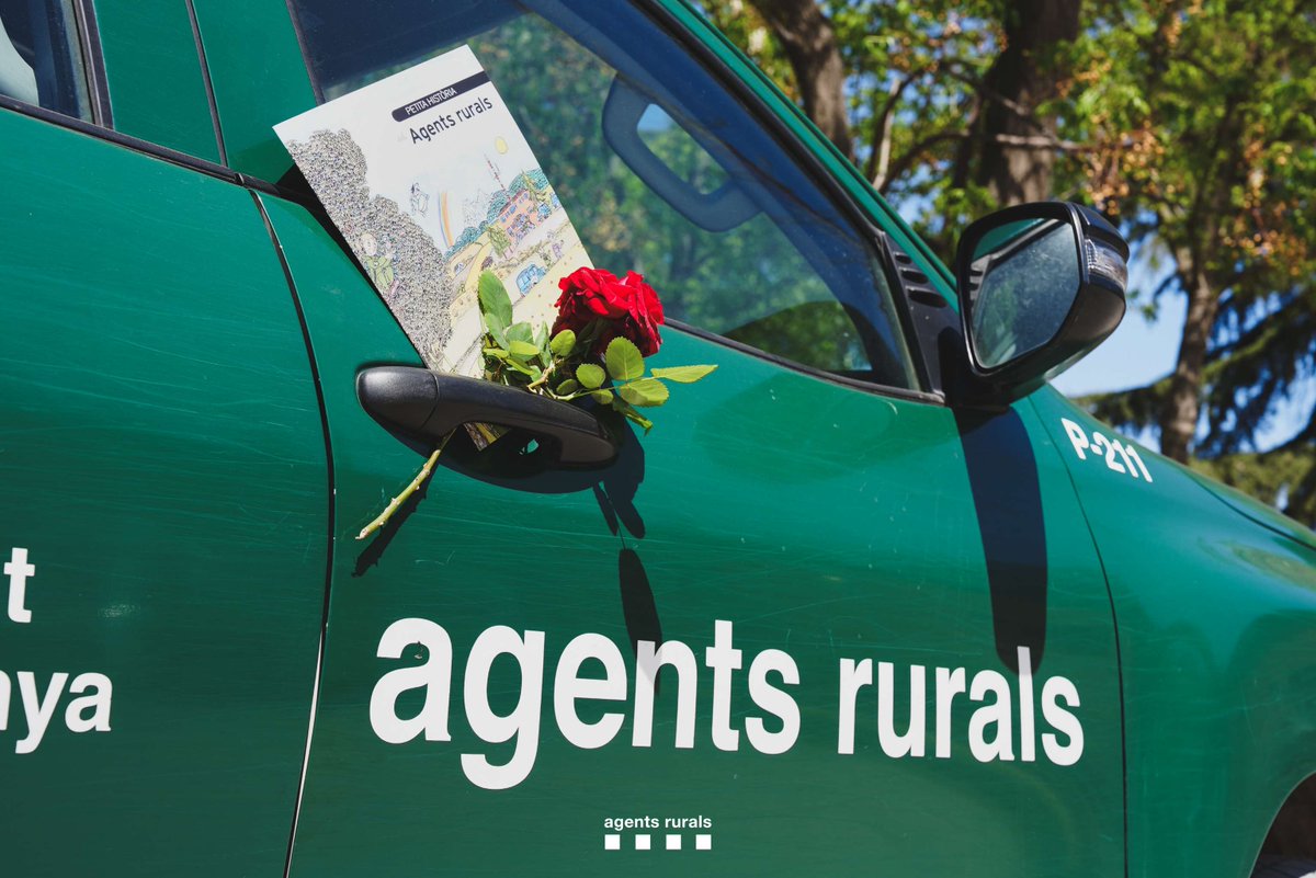 🐉🌹 Des del cos d'#AgentsRurals us desitgem una bona diada de #SantJordi2024! 🌱 Amb el conte 'La petita història dels Agents Rurals', posem en valor la nostra tasca i sensibilitzem sobre la protecció de la natura. 📚 Gaudiu d'una jornada plena de llibres, roses i cultura!