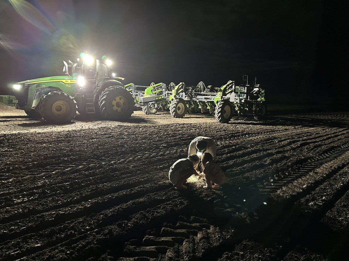 Boss Baby and the Minister for ‘Toys and Chaos’ have given me approval keep it rolling into paddock #10 of the #Plant24 season👌<a href="/JohnDeereAUNZ/">John Deere (AU, NZ)</a>