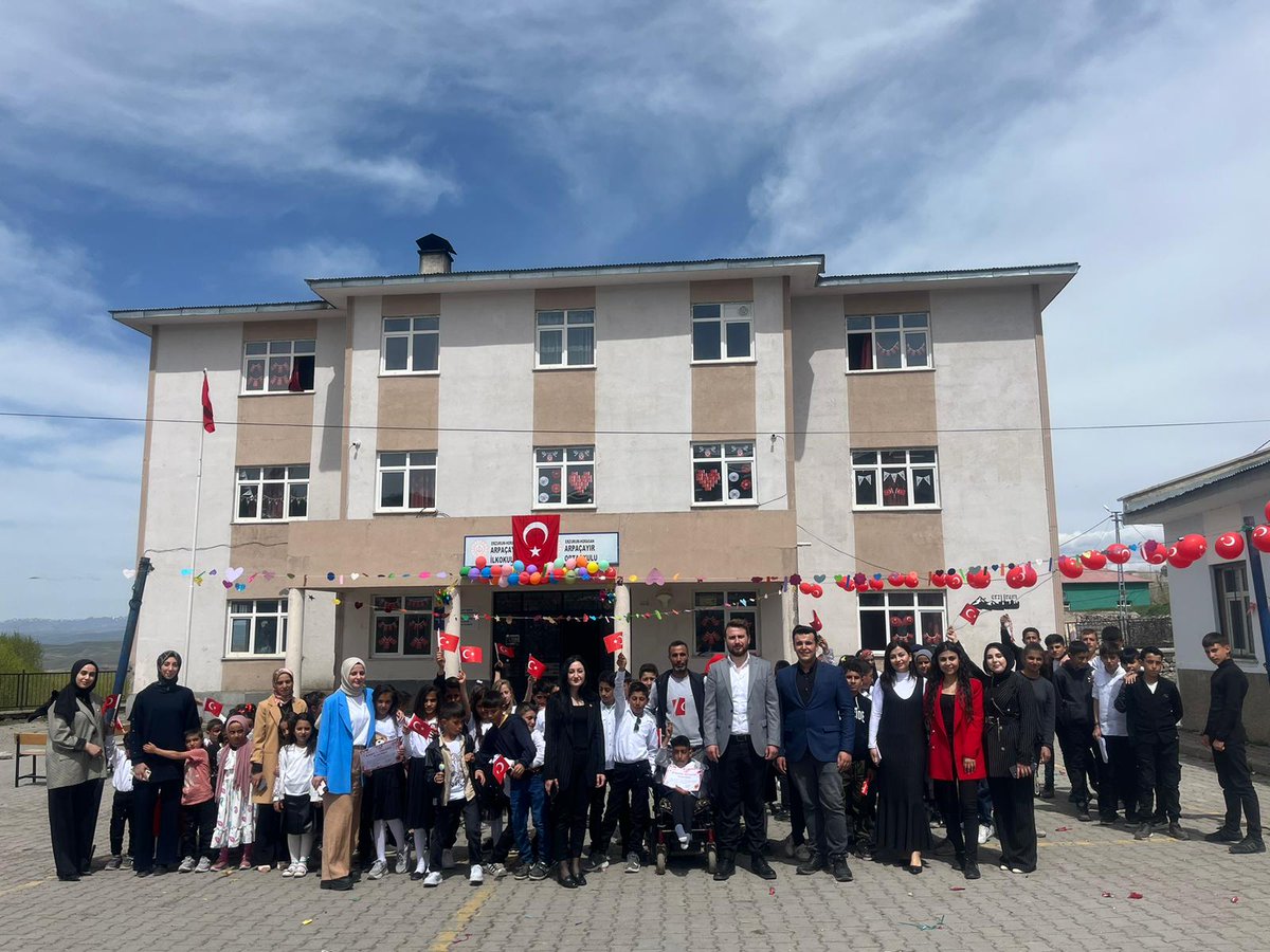 ArpacayO's tweet photo. 23 Nisan Ulusal Egemenlik ve Çocuk Bayramı okulumuzda büyük bir coşkuyla kutlandı. Bütün çocuklarımızın bu güzel bayramı kutlu olsun.👦🇹🇷👧
@yakupyildiz024 @Erzurum_Mem @horasanmem25 @s__karakurt @horasan_c https://t.co/ixIMxNanHH