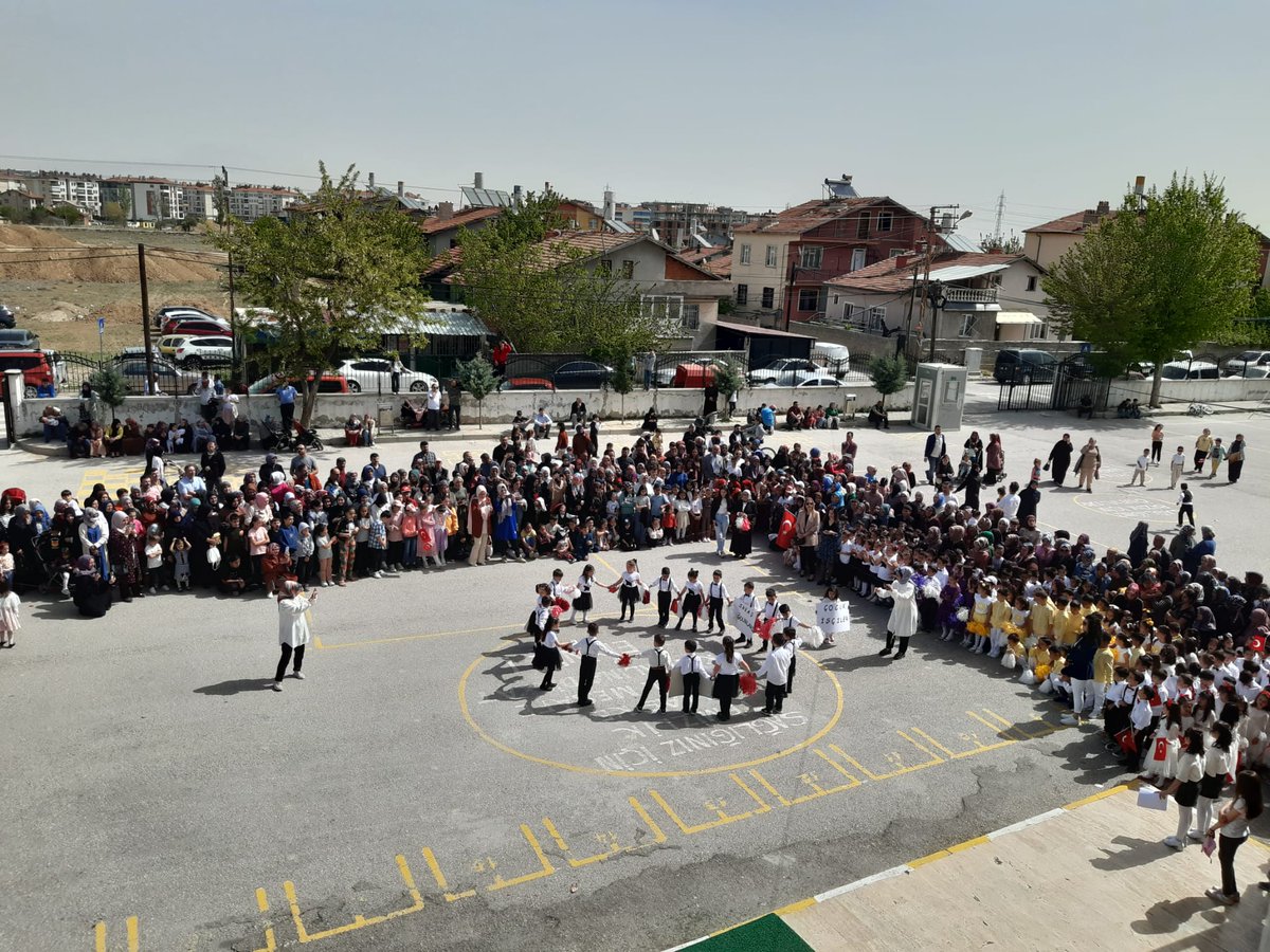 🇹🇷🇹🇷Gözümüzün nuru,Evlerimizin neşesi,           Sokaklarımızın cıvıltısı,     Okullarımızın gülü,   Yarınlarımızın teminatı,                                                                Çocuklarımızın,  23 Nisan Ulusal Egemenlik ve Çocuk Bayramı kutlu olsun.🇹🇷🇹🇷