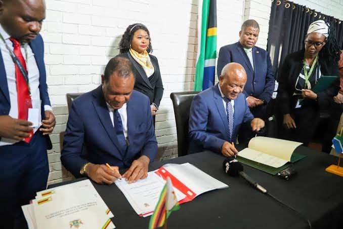 AffluentialNews's tweet photo. SA DEAL WITH ZIM

The Minister of Water and Sanitation, Senzo Mchunu, has signed an agreement where Zimbabwe will sell treated water to South Africa. The agreement will involve the supply of 15 million cubic meters of treated water per year through a 20km pipeline. https://t.co/kBhDMco8iO