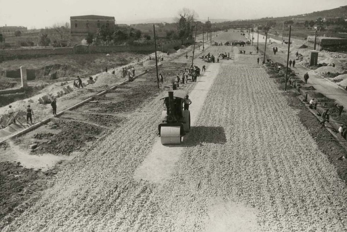 Barcelona, cap a 1924. Obres d'asfaltat a l'avinguda Diagonal. 📷 Josep Domínguez Font: Arxiu Fotogràfic de Barcelona