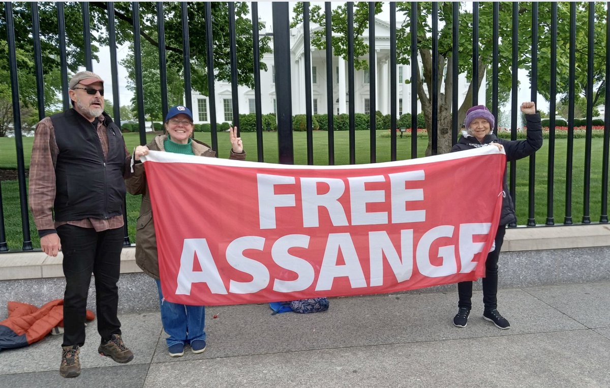 April 21st, Free Assange vigil outside the White House. An ongoing vigil that creates an opportunity for Assange supporters to raise awareness and answer tourists' questions about the #AssangeCase.
@POTUS @JoeBiden @TheJusticeDept 
#DropTheCharges #FreeJulianAssange #LetHimGoJoe