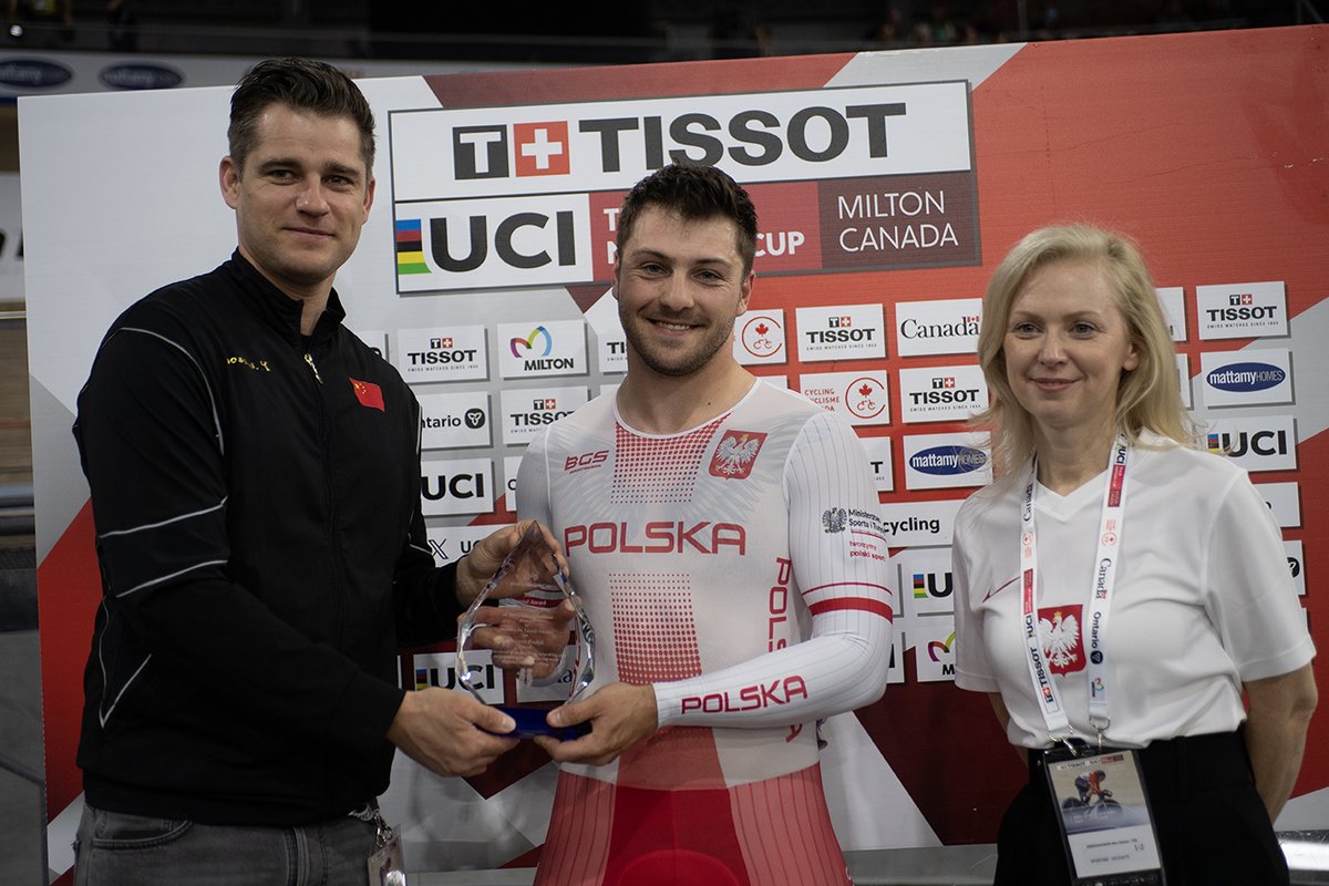 At #TissotNationsCup #TrackCycling, the Dutch @theo_bos with the C.G. @PLinToronto, @Pszczolkowska_M presented the 2024 Special Award #WorldBicycleDay of @UN to @mateusz_rudyk for his leadership in inspiring, educating, & empowering everyone affected by diabetes through cycling.