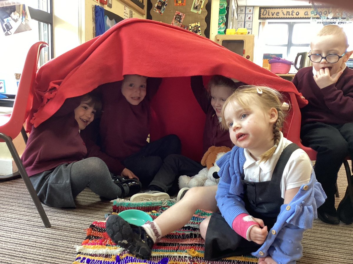 Afternoon friends collaborating to make a den.⁦@Vision_M_A_T⁩ #EYFS