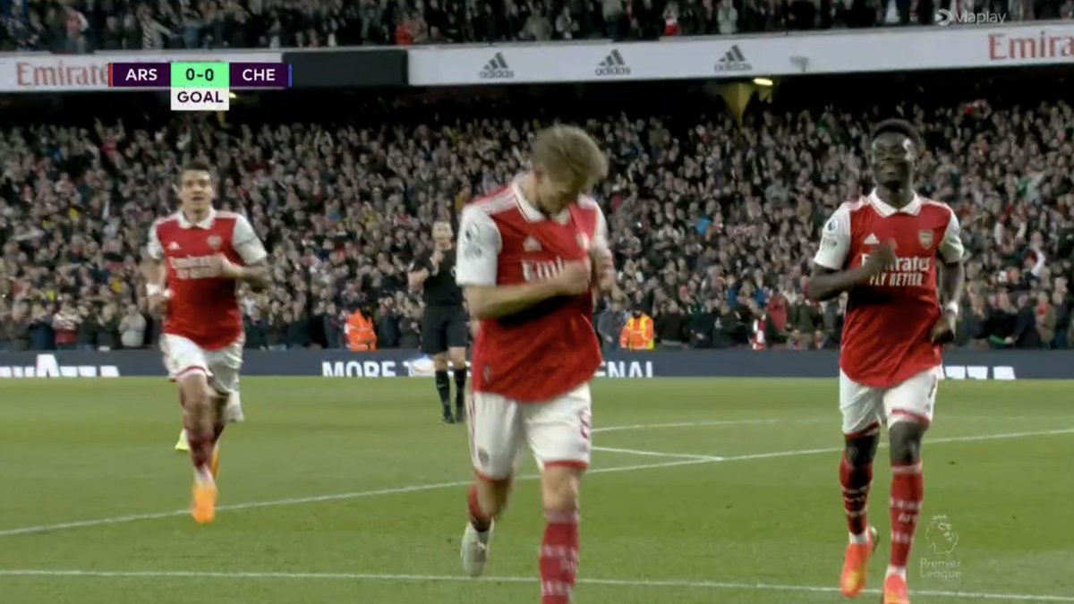 GOAL!!!!!!!!! 🔴 1-0 🔵 5'mins, Odegaard gives the gunners an early lead, what a finish #ARSCHE