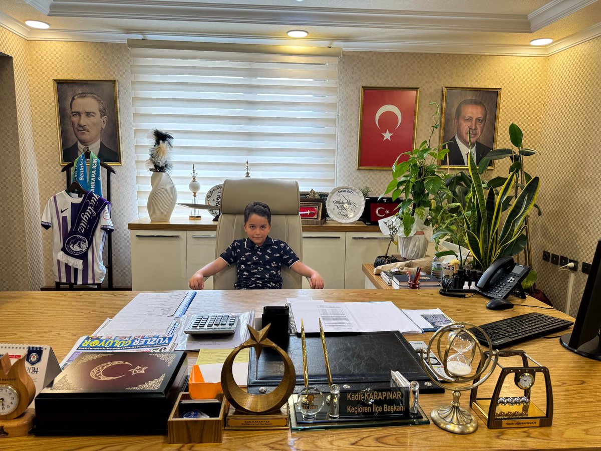 AkKeciorenResmi's tweet photo. Dünya çocuklarına armağan edilmiş tek bayram olan 23 Nisan Ulusal Egemenlik ve Çocuk Bayramı’nda İlçe Başkanımız Sn @AKadirkarapinar koltuğunu Yılmaz Tuğra Şeherli ‘ye devretti. 

Sevgili çocuklarımız sizler milletimizin ve ülkemizin geleceğinin yıldızı, ışığı ve gülüsünüz.

#23NisanKutluOlsun
#23Nisan2024

@RTErdogan @hakanhanozcan @AkpartiAnkara @AKadirkarapinar @akkadinkeciorn
