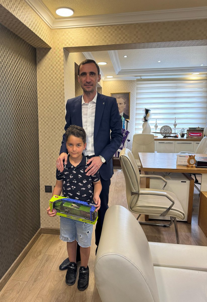 AkKeciorenResmi's tweet photo. Dünya çocuklarına armağan edilmiş tek bayram olan 23 Nisan Ulusal Egemenlik ve Çocuk Bayramı’nda İlçe Başkanımız Sn @AKadirkarapinar koltuğunu Yılmaz Tuğra Şeherli ‘ye devretti. 

Sevgili çocuklarımız sizler milletimizin ve ülkemizin geleceğinin yıldızı, ışığı ve gülüsünüz.

#23NisanKutluOlsun
#23Nisan2024

@RTErdogan @hakanhanozcan @AkpartiAnkara @AKadirkarapinar @akkadinkeciorn