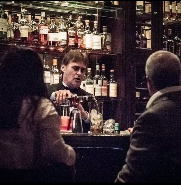SrMardelmar's tweet photo. Cocteleria de lujo en una foto.
Ariel Lombán : el barman clásico argentino. https://t.co/1DKNL1LCCM