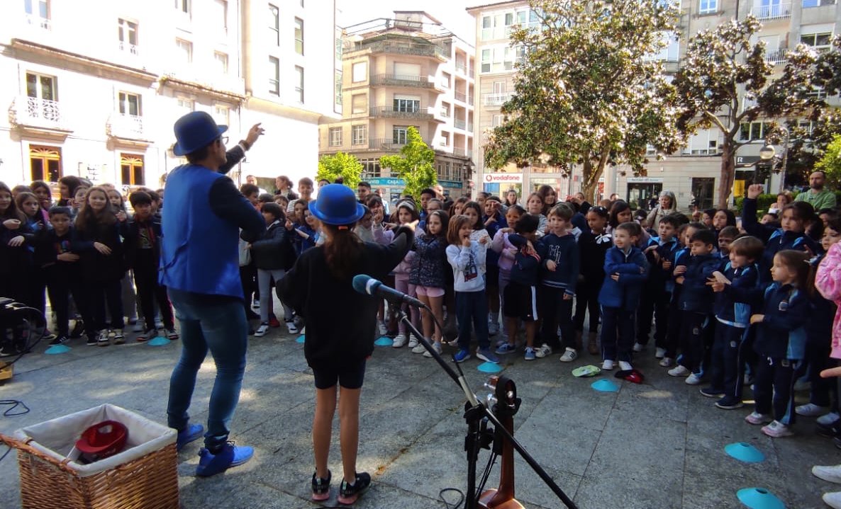 A Concellería de Educación, xunto co alumnado de Educación Primaria, celebra o #DíaDoLibro nos Xardíns do Padre Feijóo cunha actuación musical entorno a un conto.