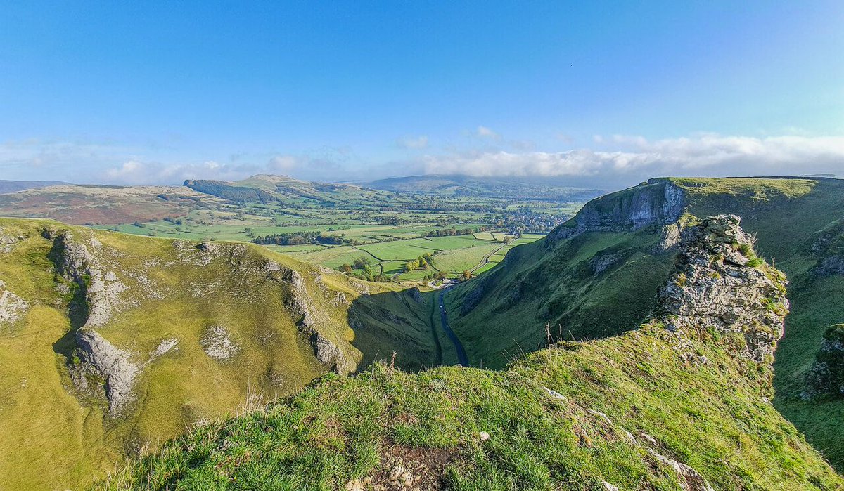 Have you experienced that Winnats Pass 'wow' moment? This 5-mile route from Castleton gives you the best view down this classic limestone gorge peakdistrictwalks.net/winnats-pass-w… #WinnatsPass #PeakDistrict