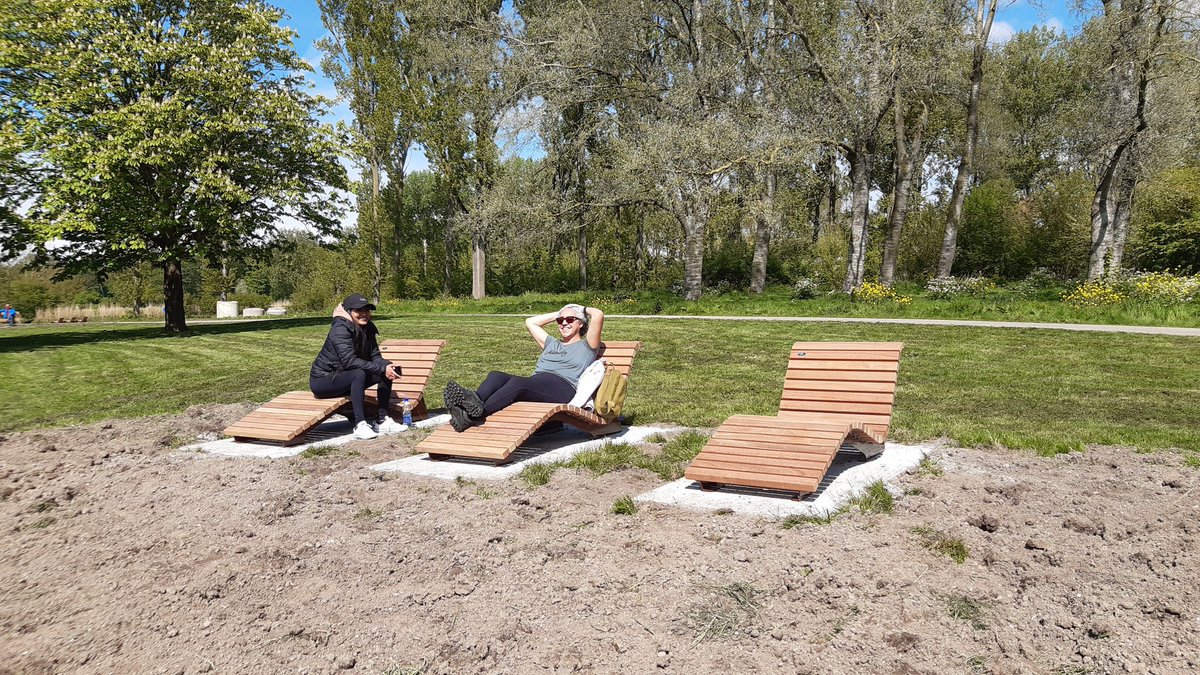 Vanaf de nieuwe banken in het Lage Bergse Bos #Rottemeren wordt er genoten van een voorjaarszonnetje. In het kader van de kwaliteitsimpuls worden er nieuwe banken en picknick sets geplaatst in het Lage Bergse Bos.