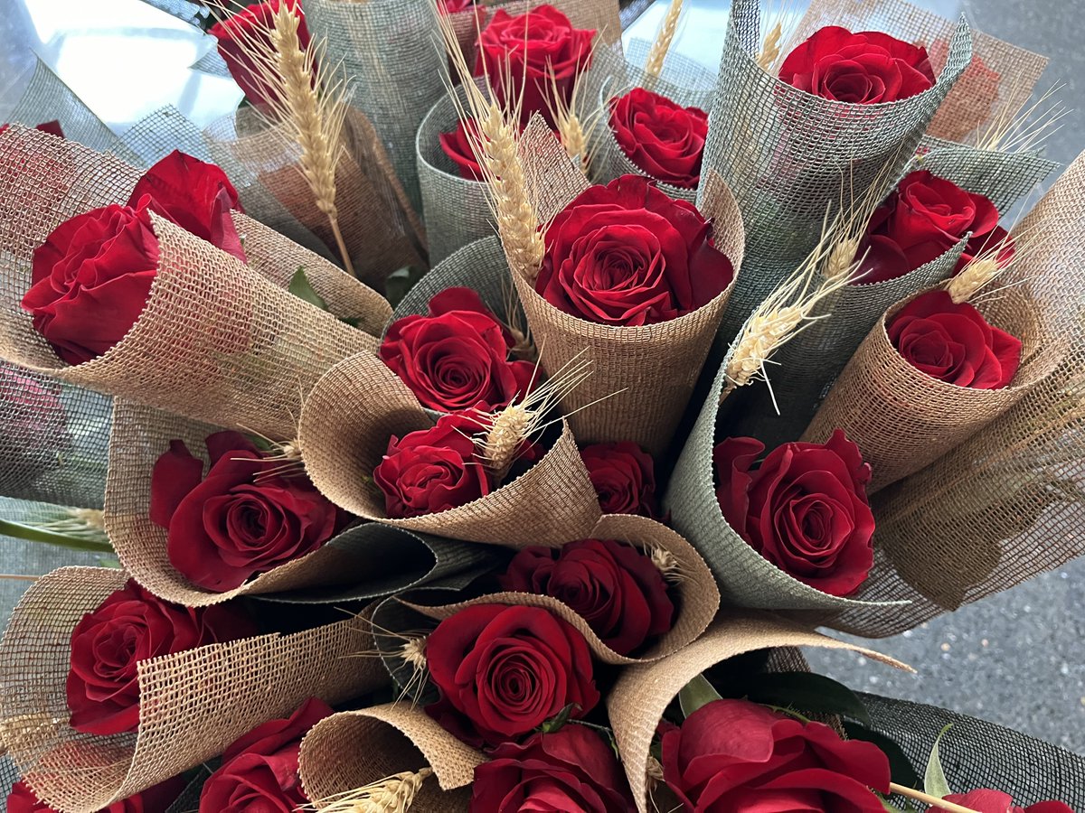 🌹 📚  El Centre d'Estudis Demogràfics-CED us desitja una magnífica Diada de Sant Jordi! 
Que la vostra jornada estigui plena de llibres i roses.
 #SantJordi2024 #LlegirÉsViure #roses #llibres