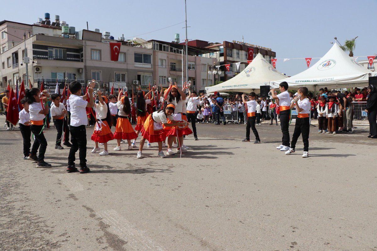 MemReyhanli's tweet photo. 23 Nisan Ulusal Egemenlik ve Çocuk Bayramı ilçemizde coşkulu bir kalabalık eşliğinde kutlandı. @hataymem @TuysuzHarun 
#23NisanKutluOlsun https://t.co/LvNYsJh2TN