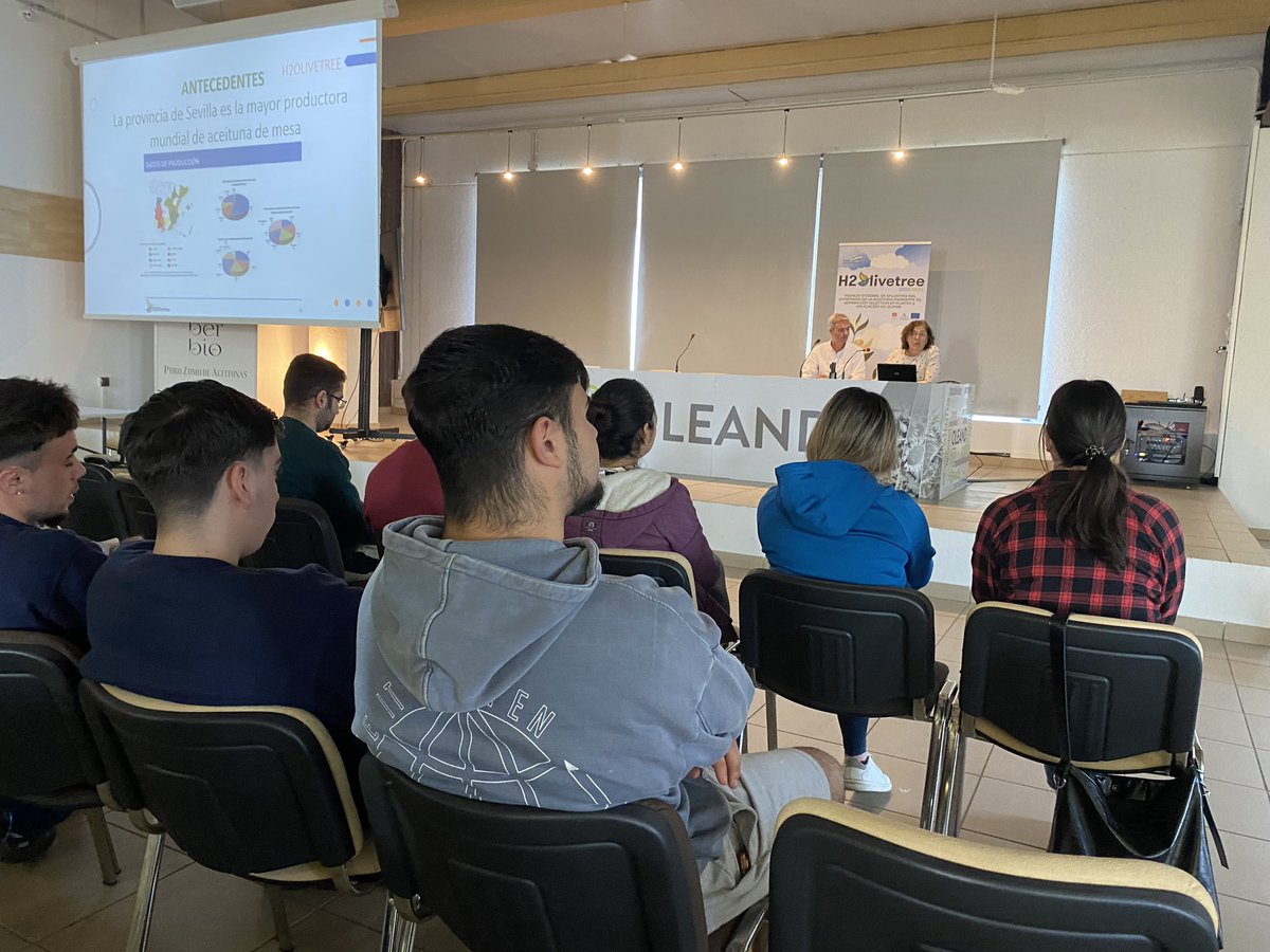h2olivetree's tweet photo. 𝐉𝐎𝐑𝐍𝐀𝐃𝐀 𝐀 𝐏𝐈𝐄 𝐃𝐄 𝐂𝐀𝐌𝐏𝐎
Este martes, en la cooperativa Oleand, se ha celebrado una 𝐣𝐨𝐫𝐧𝐚𝐝𝐚 𝐚 𝐩𝐢𝐞 𝐝𝐞 𝐜𝐚𝐦𝐩𝐨 con los alumnos del  𝑚𝑜́𝑑𝑢𝑙𝑜 𝑑𝑒 𝑓𝑜𝑟𝑚𝑎𝑐𝑖𝑜́𝑛 𝐷𝑢𝑎𝑙 𝑑𝑒 “𝐴𝑐𝑒𝑖𝑡𝑒 𝑦 𝑣𝑖𝑛𝑜” del 𝑰𝑬𝑺 𝑮𝒂𝒓𝒄𝒊́𝒂 𝑳𝒐𝒓𝒄𝒂. https://t.co/etc784bEv5