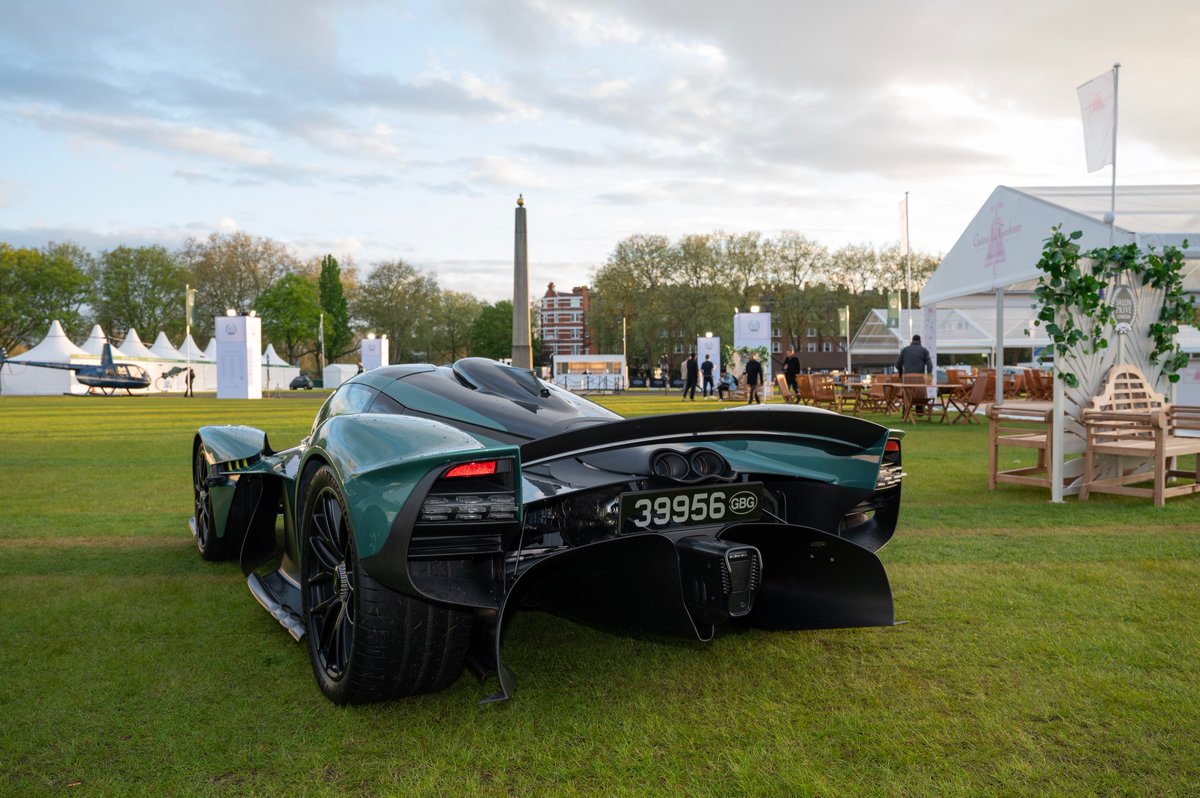 Whilst I continue editing @SalonPriveUK photos here's @astonmartin Valkyrie and @SloaneHeli