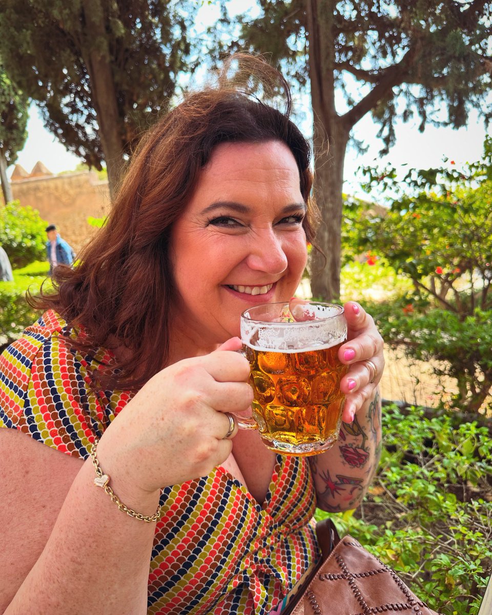 Het was nog geen 12 uur hier en Essie zit alweer aan het bier, zo jammer hè 😅😂😂🍻🌞 #cheers #Malaga