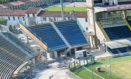 CurvaScoperta's tweet photo. Je vois la #TeamOM et la #TeamPirates s'énerver au sujet du parcage de l'Atalanta. 

Je comprends leur frustration mais petite mise au point : il ne s'agit pas d'une tribune tubulaire mais bien du bout de l'ancien virage restant, en attendant la livraison de la nouvelle tribune ! https://t.co/SFLxOPAq4X