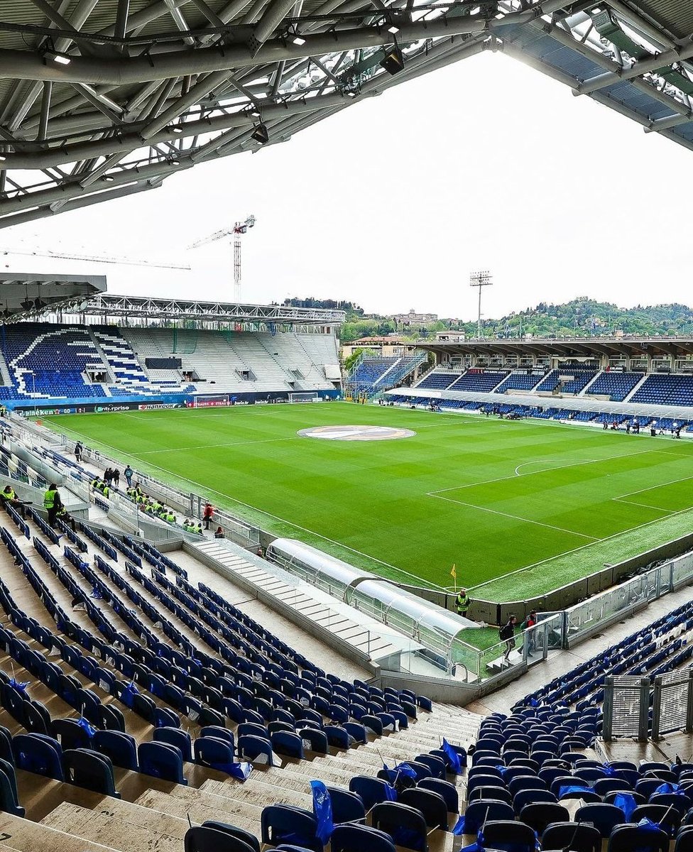 CurvaScoperta's tweet photo. Je vois la #TeamOM et la #TeamPirates s'énerver au sujet du parcage de l'Atalanta. 

Je comprends leur frustration mais petite mise au point : il ne s'agit pas d'une tribune tubulaire mais bien du bout de l'ancien virage restant, en attendant la livraison de la nouvelle tribune ! https://t.co/SFLxOPAq4X