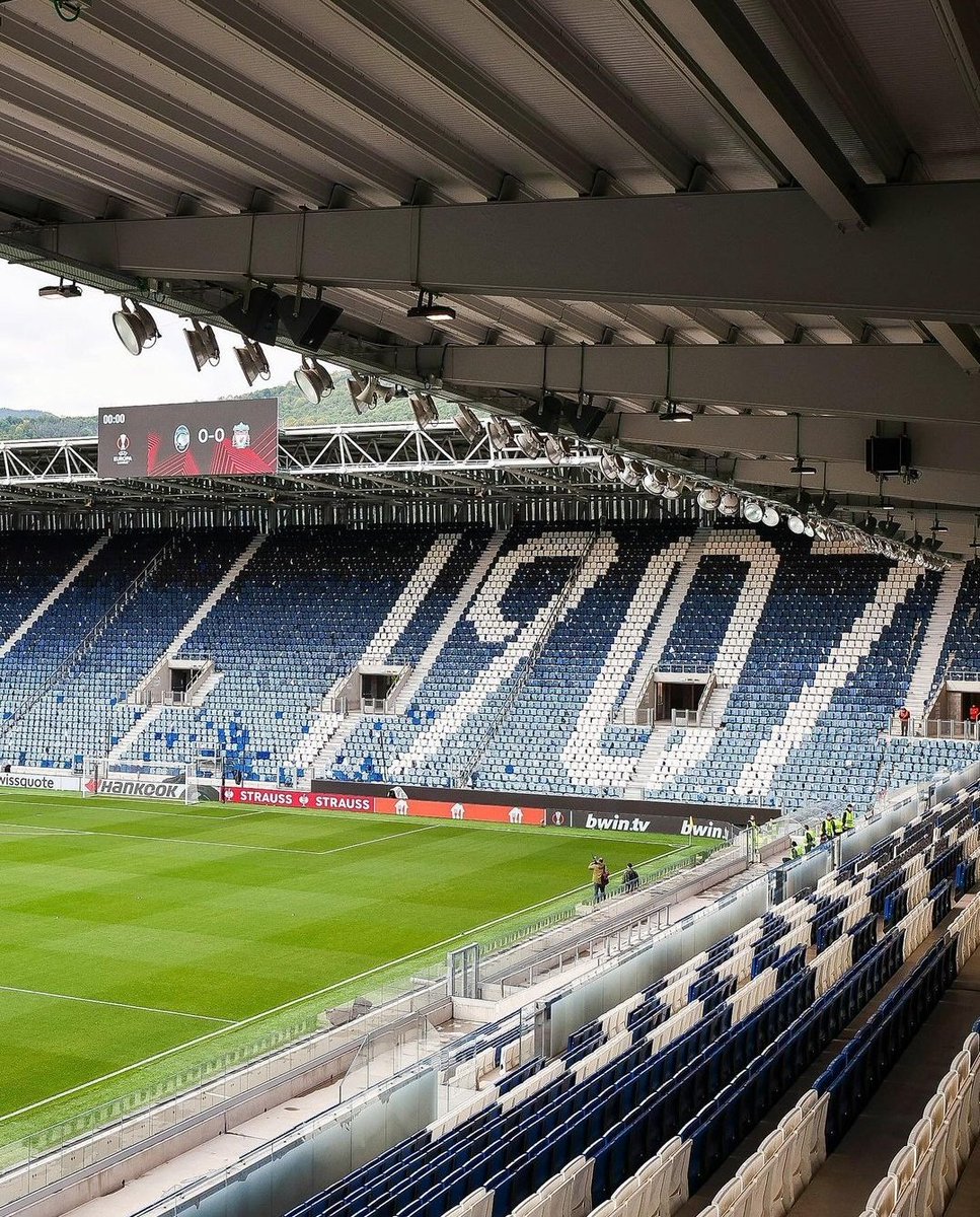 CurvaScoperta's tweet photo. Je vois la #TeamOM et la #TeamPirates s'énerver au sujet du parcage de l'Atalanta. 

Je comprends leur frustration mais petite mise au point : il ne s'agit pas d'une tribune tubulaire mais bien du bout de l'ancien virage restant, en attendant la livraison de la nouvelle tribune ! https://t.co/SFLxOPAq4X