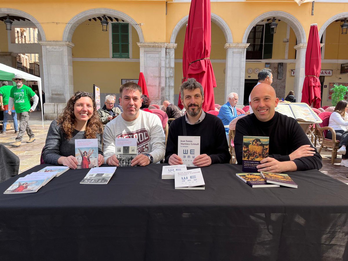 Molt contenta d’haver pogut participar a #SantJordi signant llibres i compartir jornada amb en <a href="/bielbarcelo86/">Biel Barceló</a> i en <a href="/joantomas_mg/">Joan Tomàs Martínez Grimalt</a>! 📚😍

Gràcies a <a href="/LleonardEditor/">LleonardMuntaner ed.</a> per organitzar-ho i a <a href="/QuartCreixent1/">QuartCreixent</a> per acollir-nos!