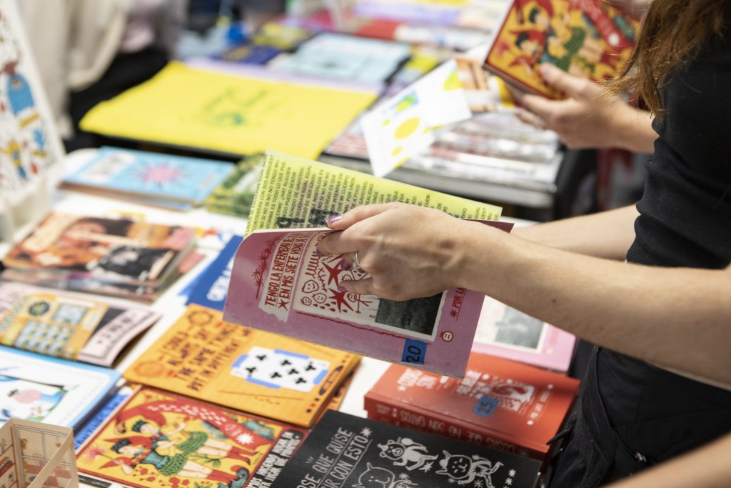 📚Libros Mutantes 2024, Madrid Art Book Fair: 26 - 28 ABR. @LaCasaEncendida organiza una nueva edición de la feria editorial independiente, con una programación completa y ambiciosa, que incluye a la editorial rumana 𝐏+𝟒 𝐏𝐔𝐁𝐋𝐈𝐂𝐀𝐓𝐈𝐎𝐍𝐒. facebook.com/story.php?stor…