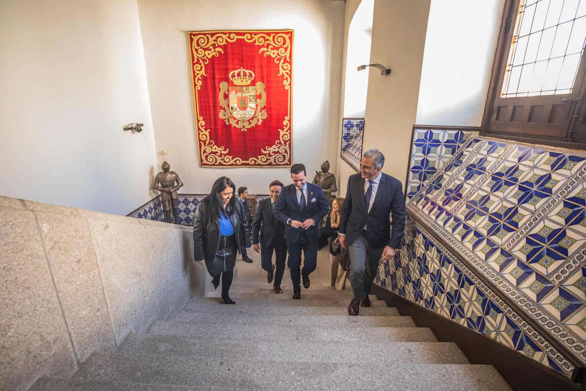 Nuestro portavoz, @Ortega_Smith, estuvo ayer en Ávila visitando el Ayuntamiento y la Diputación, conociendo de primera mano el trabajo de nuestros compañeros. Urge una interconexión real entre Ávila y Madrid, y pelearemos por ello. ¡Muchísimas gracias por vuestra acogida! ¡Somos…