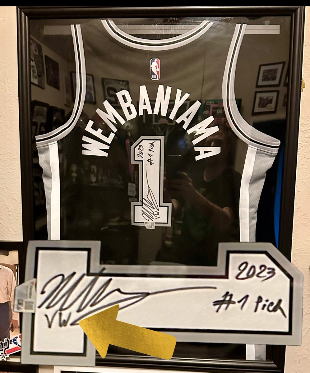 Did y’all know @wemby adds extras on some of his autographed @Fanatics items? I was sent one with VW initials added as an extra…. 
Totally unexpected and very cool 😎! 
Thank you Victor! 
#wemby #spurs #SanAntonioSpurs #victorwembanyama  #gospursgo #porvida