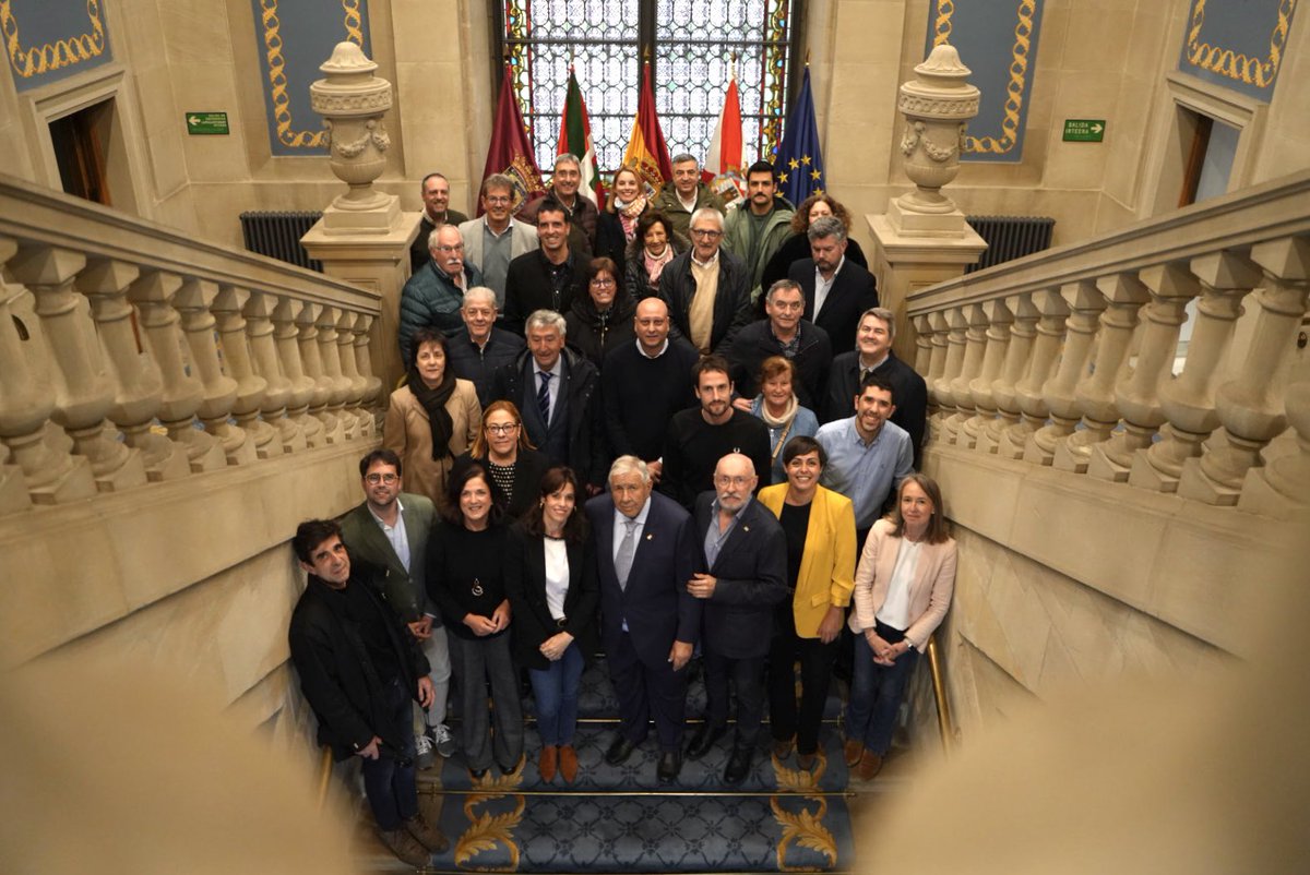 🍰🫶🏻 Recibimos la tradicional tarta de San Prudencio en el Ayuntamiento de Vitoria-Gasteiz de la mano de la Asociación de Pasteleros y Confiteros de Álava anunciando la llegada de #SanPrudencio2024. Tradiciones dulces que nos unen y nos encantan.😋 #VitoriaGasteiz